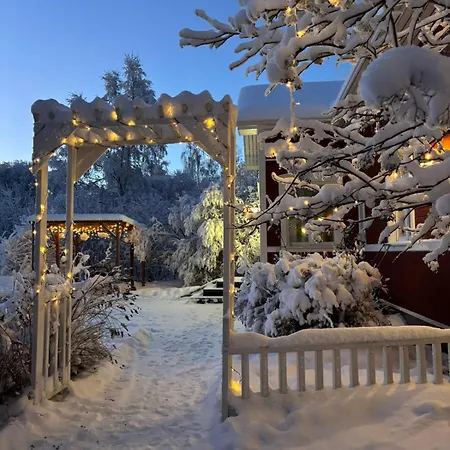 Spacious And Cozy Family-friendly Wooden House