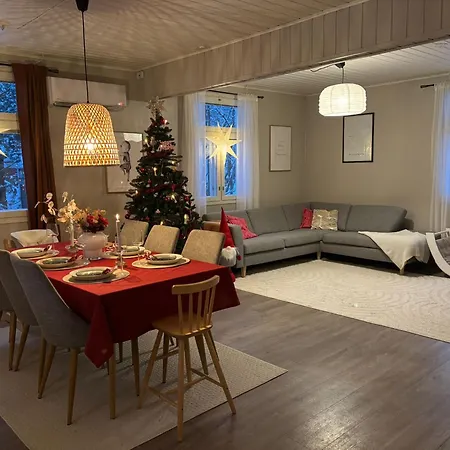 Spacious And Cozy Family-friendly Wooden House